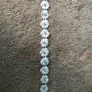 White daisy choker